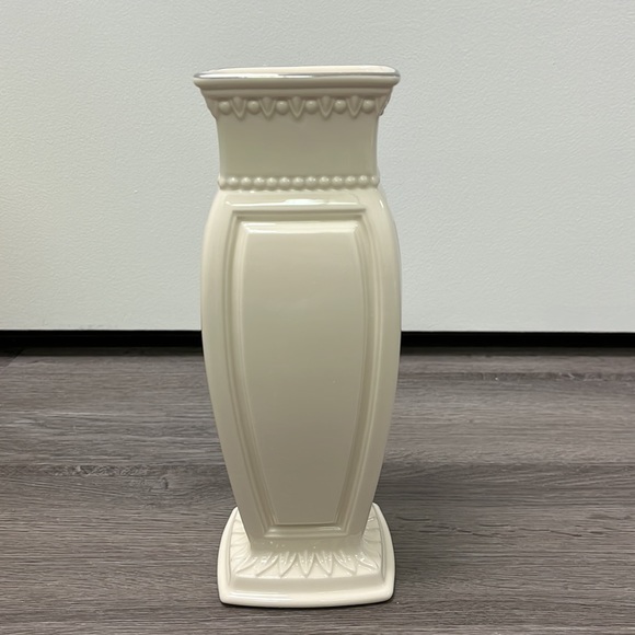 Lenox FORUM COLLECTION CHINA 9 3/4" NEOCLASSIC EMBOSSED VASE - new in box - Picture 3 of 11